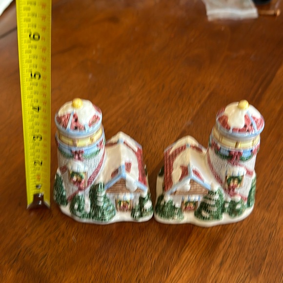 Ceramic Christmas Home and Lighthouse - Salt  and Pepper 🌶️ shakers - Picture 3 of 5